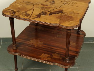 GALLE. Guéridon à deux plateaux en marqueterie, à décor de branchages 