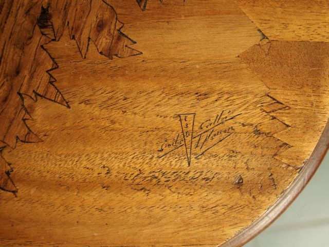 GALLE. Guéridon à deux plateaux en marqueterie, à décor de branchages 