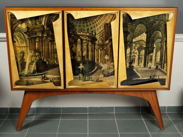 BORSANI (attribué à). Meuble italien 1950 en bois et parchemin, décor 
