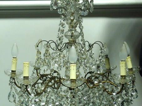 Lustre à pampilles éclairant à 8 lumières.