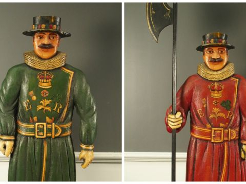 Paire de grandes sculptures anglaises en bois polychrome "Gardes au co