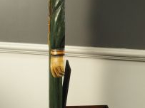 Paire de grandes sculptures anglaises en bois polychrome "Gardes au co