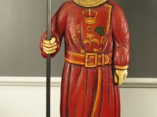 Paire de grandes sculptures anglaises en bois polychrome "Gardes au co