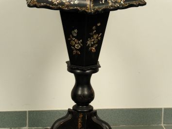 Travailleuse Napoléon III en carton maché, bois noirci et marqueterie 
