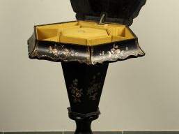 Travailleuse Napoléon III en carton maché, bois noirci et marqueterie 
