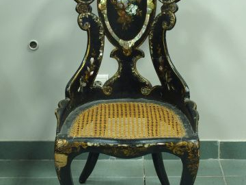 Chaise Napoléon III en carton maché, bois noirci et marqueterie de nac