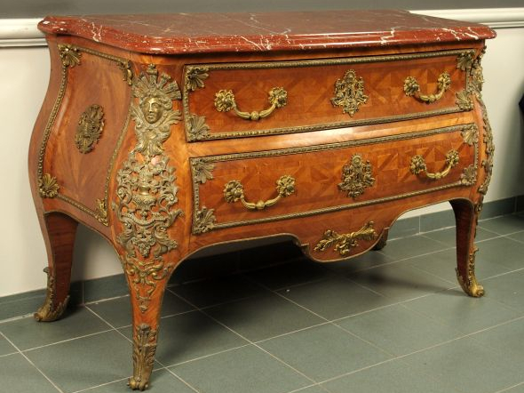 Commode de style Régence en marqueterie de bois de rose, très riche or