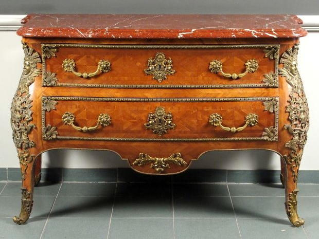 Commode de style Régence en marqueterie de bois de rose, très riche or