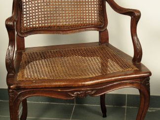 Paire de fauteuils cannés Louis XV en bois naturel, mouluré et sculpté