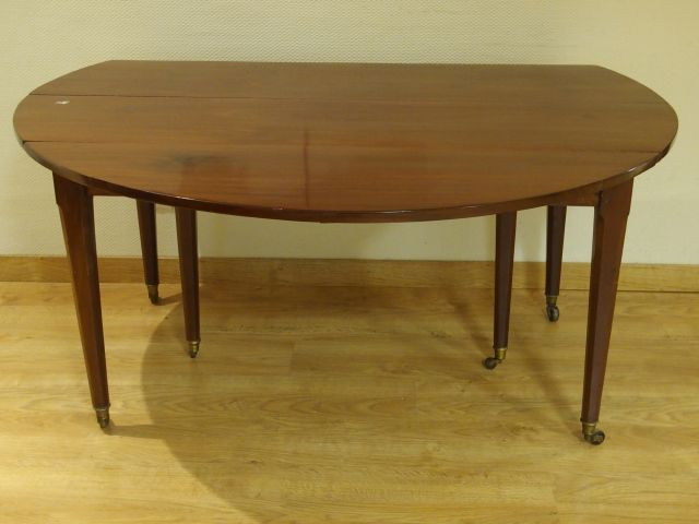 Table de salle à manger Louis XVI en acajou, 6 pieds à pans coupés.