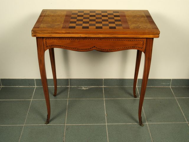 Table à jeu de style Louis XV en marqueterie.
