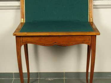 Table à jeu de style Louis XV en marqueterie.