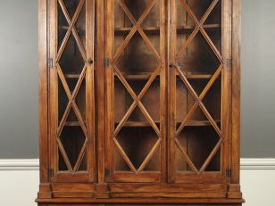 Deux bibliothèques de style Directoire en bois naturel, ouvrant à 3 po