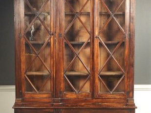 Deux bibliothèques de style Directoire en bois naturel, ouvrant à 3 po