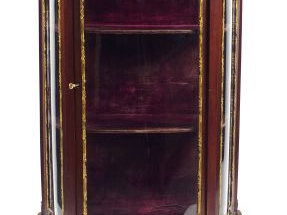 Vitrine de style Transition Louis XV-Louis XVI en acajou et placage d'