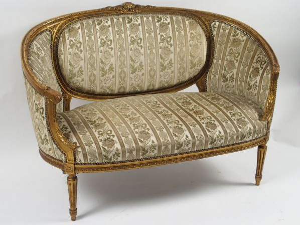 Mobilier de salon de style Louis XVI en bois sculpté et doré comprenan