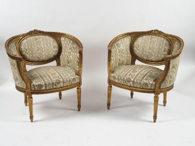 Mobilier de salon de style Louis XVI en bois sculpté et doré comprenan