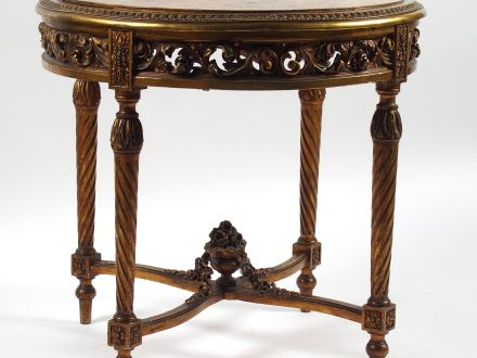 Guéridon de style Louis XVI en bois sculpté, doré, dessus marbre brèch