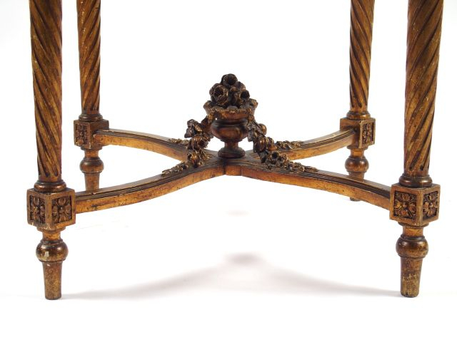 Guéridon de style Louis XVI en bois sculpté, doré, dessus marbre brèch