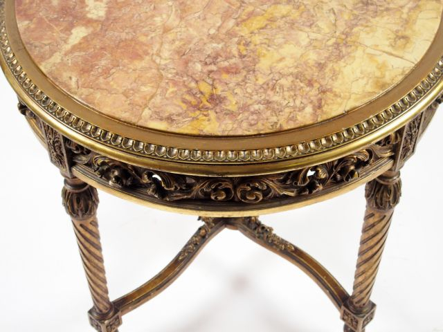 Guéridon de style Louis XVI en bois sculpté, doré, dessus marbre brèch