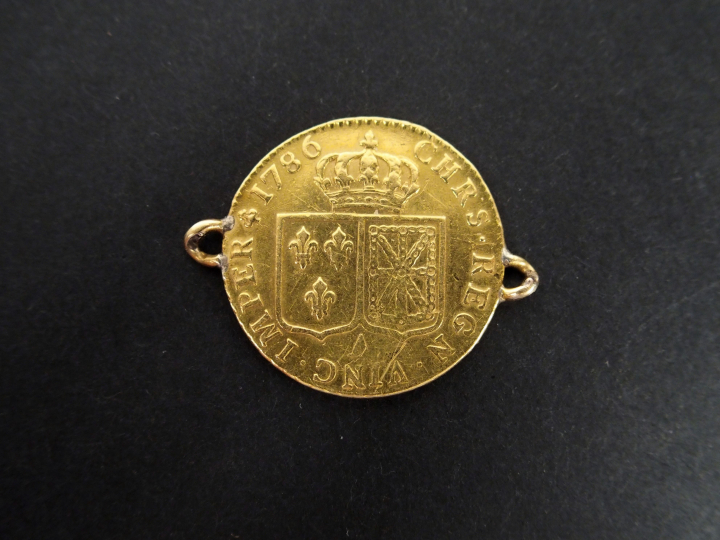 Pièce or Louis XVI 1786 (soudée à 2 endroits). Poids: 7,7gr Expert: Th
