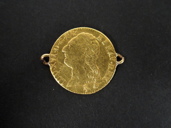 Pièce or Louis XVI 1786 (soudée à 2 endroits). Poids: 7,7gr Expert: Th