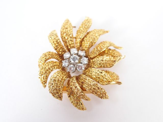 VAN CLEEF   ARPELS. Broche en or jaune, monture platine en forme de fl