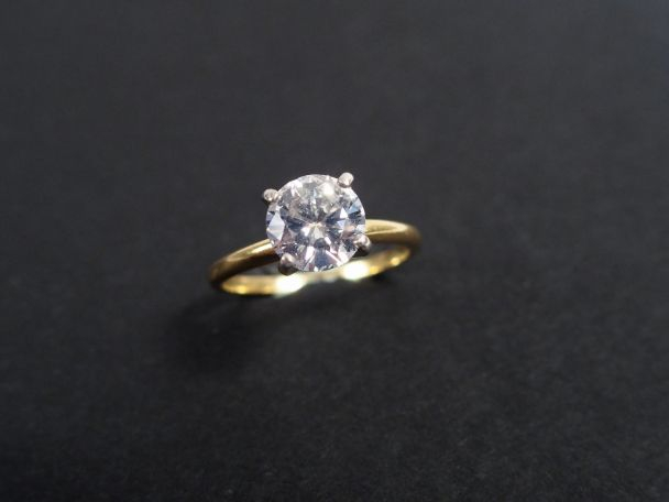 Solitaire monture or jaune, orné d'un diamant demi-taille de 1,40cts e
