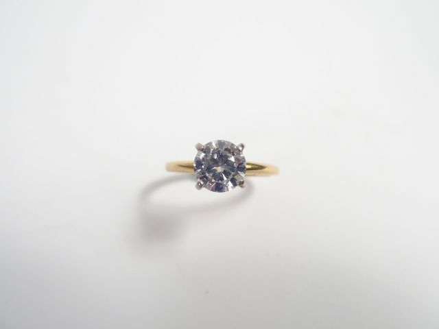 Solitaire monture or jaune, orné d'un diamant demi-taille de 1,40cts e