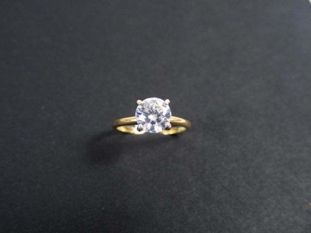 Solitaire monture or jaune, orné d'un diamant demi-taille de 1,40cts e