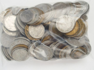 Vente aux enchères Lot de pièces en métal argent ou doré, jetons, etc…