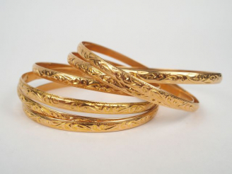 Vente aux enchères 7 joncs en or jaune gravés.Poids: 94,8gr