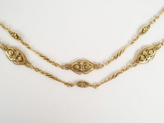 Vente aux enchères Sautoir en or jaune, décor de filigrannes. 150cm environ. Poids: 65,4g