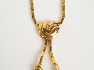 Vente aux enchères Collier en or jaune années 60, maille à section carrée. Poids: 27,9gr