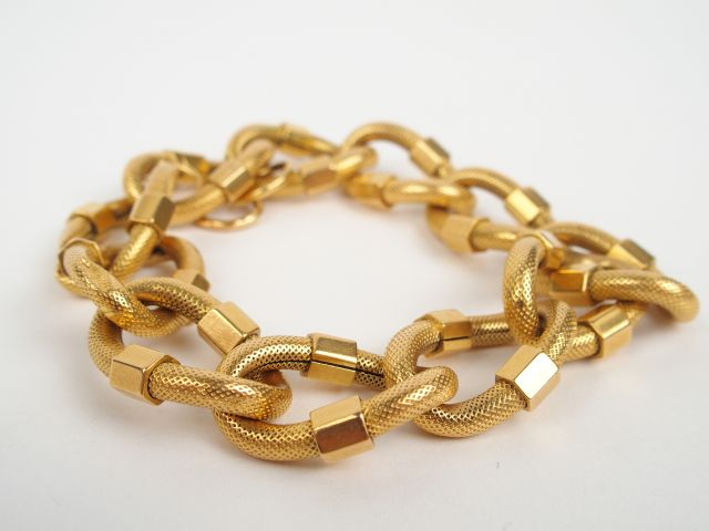 Bracelet larges maillons enchaînés (légers enfoncements). Poids: 39,3g