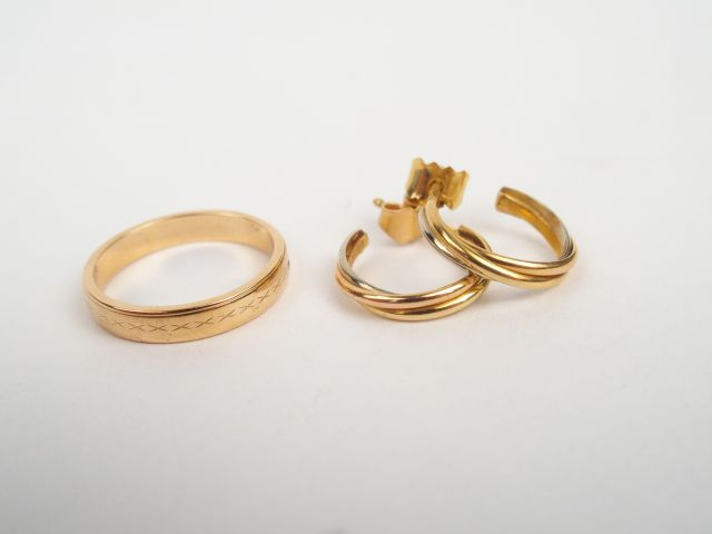 Alliance et paire de créoles 3 tons d'or jaune. Poids: 5,1gr