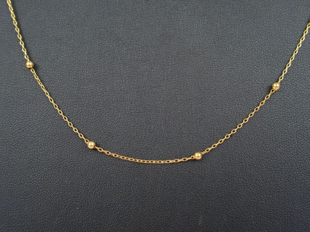 Collier alternance de petites perles en or. Poids: 2gr