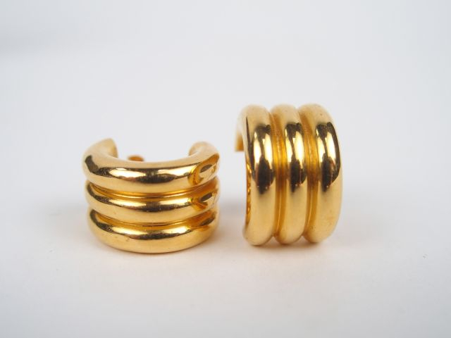 Paire de perce-oreilles en or jaune. Poids: 4,8gr