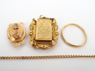 Vente aux enchères 2 pendentifs, alliance et 2 chaînes (manque un fermoir à l'une), l'ens