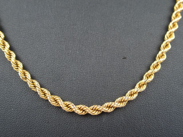 Collier en or jaune, torsadée, fermoir à cliquet. 92cm, 63,8gr