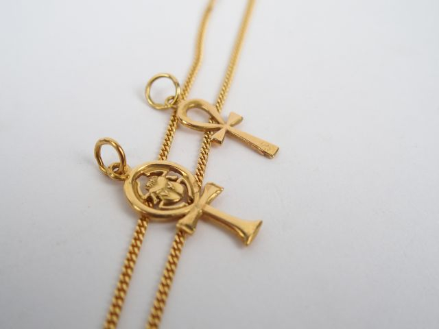 Chaîne en or jaune. Poids: 4,6gr. On y joint 2 pendentifs égyptiens en