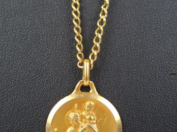 Médaille "Saint Christophe" et sa chaîne en or jaune. Poids: 9,5gr