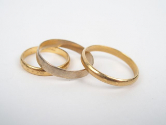 Vente aux enchères 3 alliances en or jaune. Poids: 7,7gr