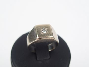 Chevalière en or blanc, ornée d'un d'un brillant de 0,10cts. TDD 54,5.