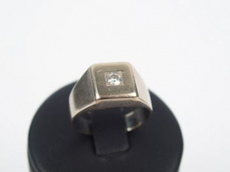 Vente aux enchères Chevalière en or blanc, ornée d'un d'un brillant de 0,10cts. TDD 54,5.