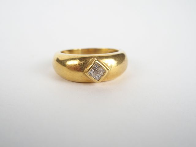 Bague jonc en or jaune rehaussée en son centre de 4 diamants taille pr