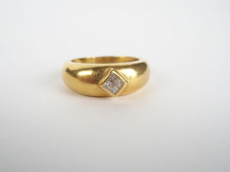 Vente aux enchères Bague jonc en or jaune rehaussée en son centre de 4 diamants taille pr