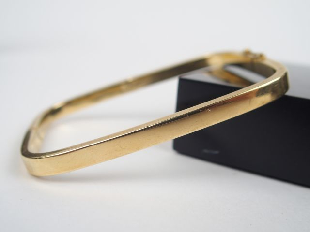 Bracelet jonc rectangulaire en or jaune 14K. Poids: 16,2gr