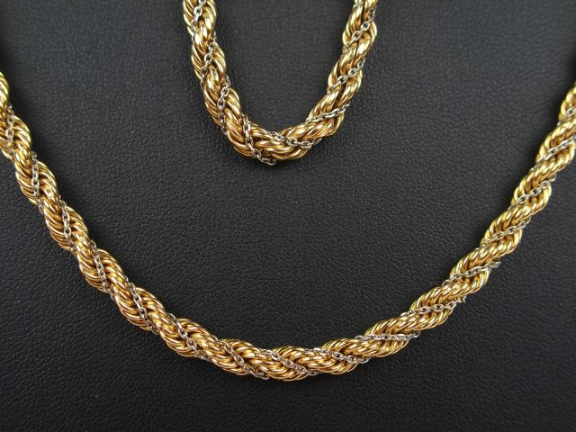 Collier et bracelet, maille tressée 2 tons d'or. 40 cm environ. Poids: