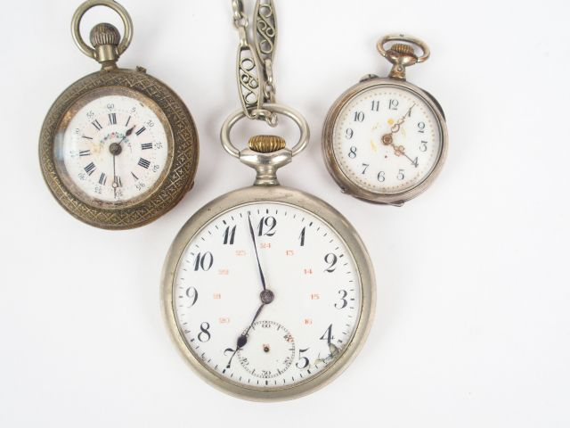 2 montres de gousset en métal argenté. On y joint une montre de col en